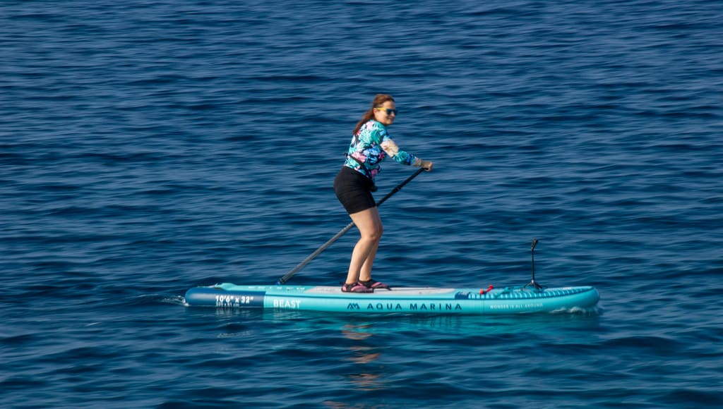 Dziewczyna płynąca na sup Beast Aqua Marina